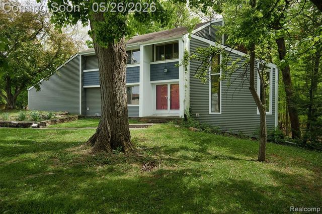 25201 Briarwyke Drive, Farmington, MI 48336