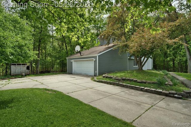25201 Briarwyke Drive, Farmington, MI 48336