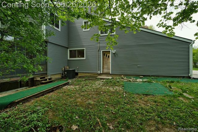 25201 Briarwyke Drive, Farmington, MI 48336