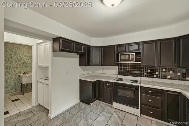 25201 Briarwyke Drive, Farmington, MI 48336