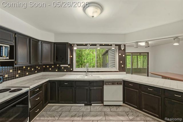 25201 Briarwyke Drive, Farmington, MI 48336