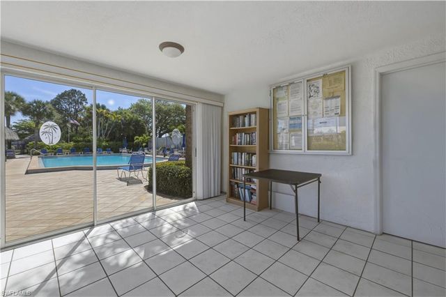 876 Gulf Pavilion DR 202, Naples, FL 34108