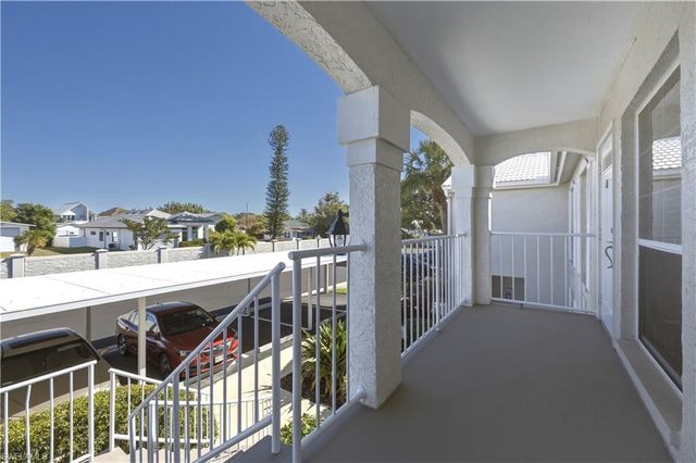 876 Gulf Pavilion DR 202, Naples, FL 34108