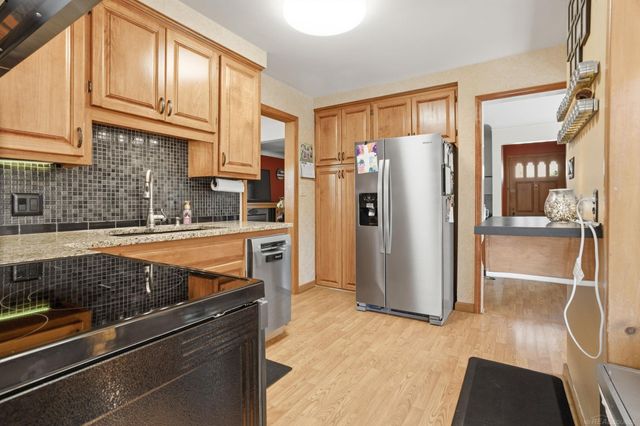 2073 Hawthorne Road, Grosse Pointe Woods, MI 48236