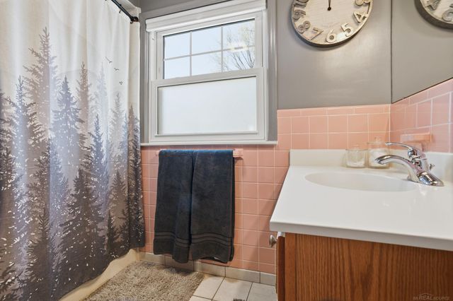 2073 Hawthorne Road, Grosse Pointe Woods, MI 48236