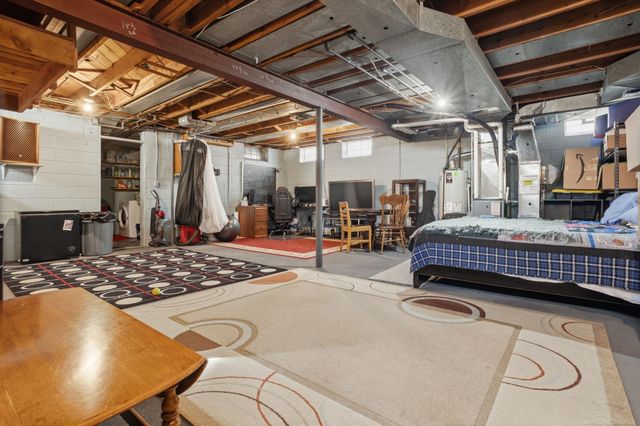 2073 Hawthorne Road, Grosse Pointe Woods, MI 48236