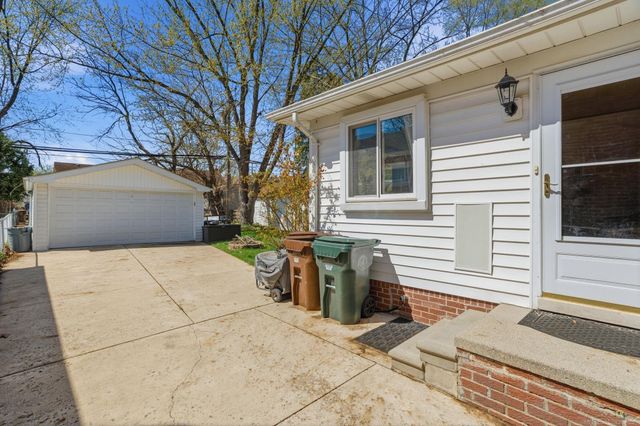 2073 Hawthorne Road, Grosse Pointe Woods, MI 48236