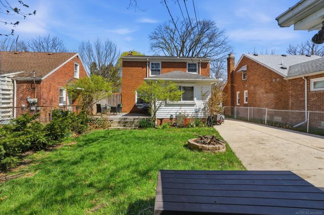 2073 Hawthorne Road, Grosse Pointe Woods, MI 48236