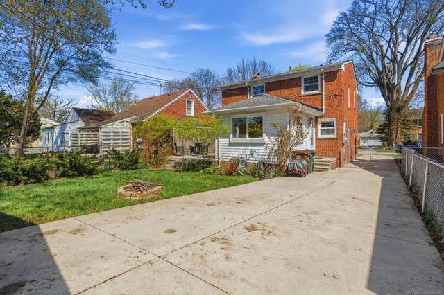 2073 Hawthorne Road, Grosse Pointe Woods, MI 48236