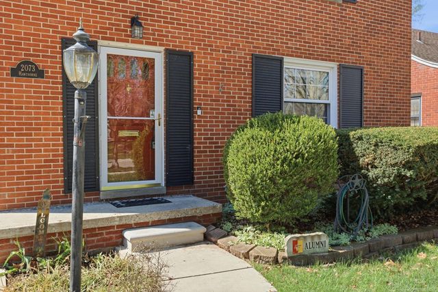 2073 Hawthorne Road, Grosse Pointe Woods, MI 48236