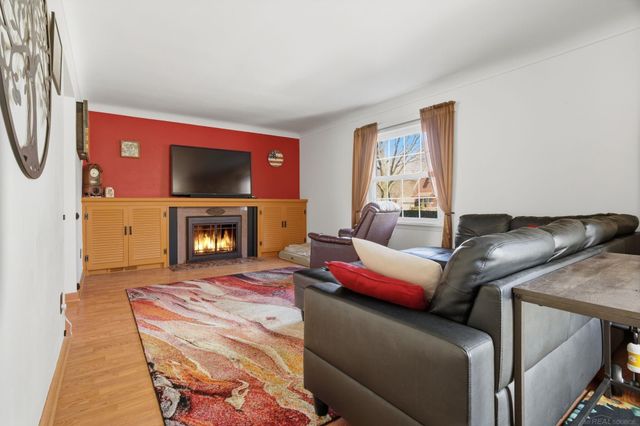 2073 Hawthorne Road, Grosse Pointe Woods, MI 48236