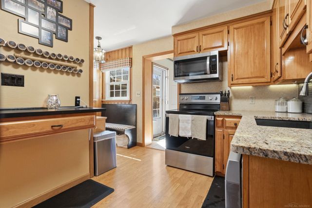 2073 Hawthorne Road, Grosse Pointe Woods, MI 48236