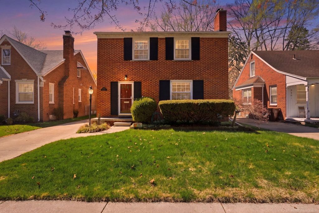 2073 Hawthorne Road, Grosse Pointe Woods, MI 48236