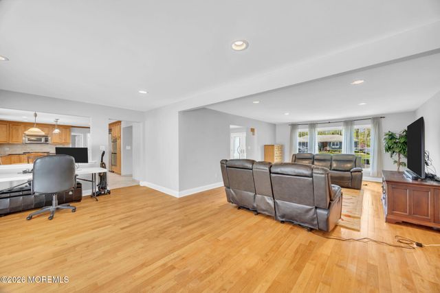 8 Glendale Drive, Manalapan, NJ 07726