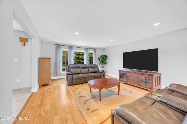 8 Glendale Drive, Manalapan, NJ 07726