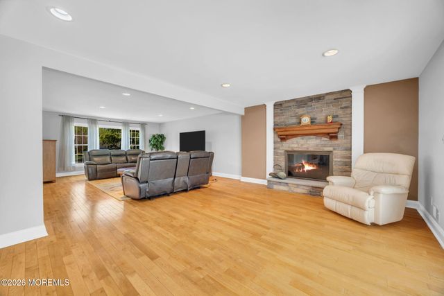 8 Glendale Drive, Manalapan, NJ 07726