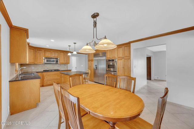 8 Glendale Drive, Manalapan, NJ 07726