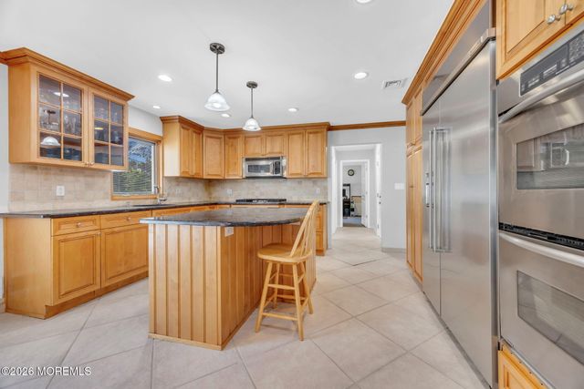8 Glendale Drive, Manalapan, NJ 07726