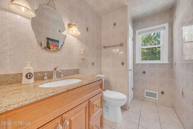 8 Glendale Drive, Manalapan, NJ 07726