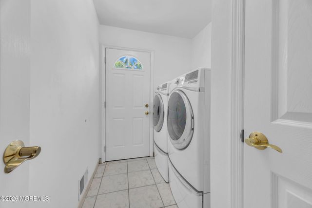 8 Glendale Drive, Manalapan, NJ 07726