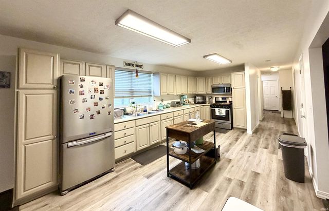 951 W BARNER Street, Frankfort, IN 46041