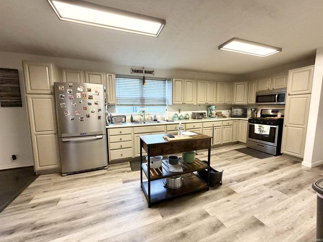 951 W BARNER Street, Frankfort, IN 46041