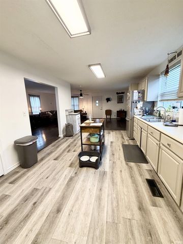 951 W BARNER Street, Frankfort, IN 46041