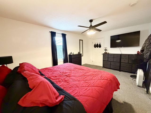 951 W BARNER Street, Frankfort, IN 46041