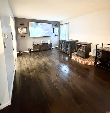 951 W BARNER Street, Frankfort, IN 46041