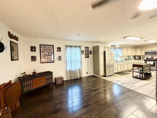 951 W BARNER Street, Frankfort, IN 46041