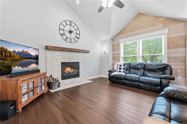 105 SE HARVARD Drive, Blue Springs, MO 64014