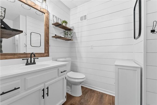 105 SE HARVARD Drive, Blue Springs, MO 64014