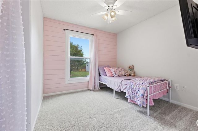 105 SE HARVARD Drive, Blue Springs, MO 64014