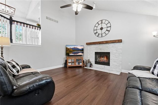 105 SE HARVARD Drive, Blue Springs, MO 64014