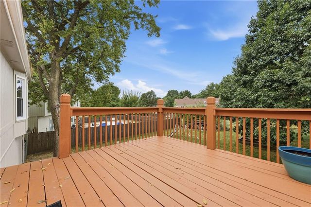 105 SE HARVARD Drive, Blue Springs, MO 64014