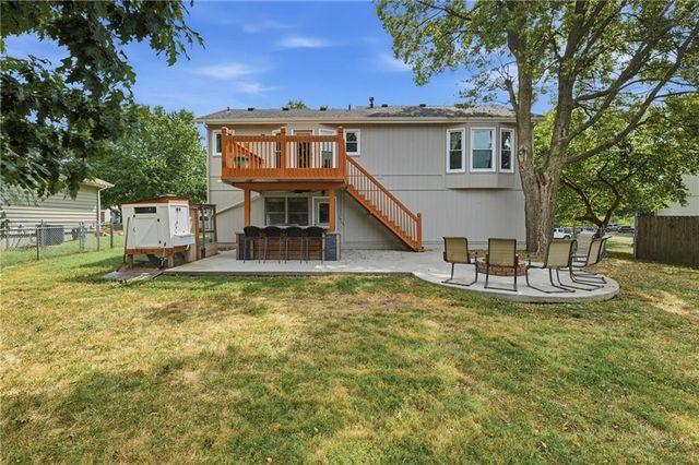 105 SE HARVARD Drive, Blue Springs, MO 64014