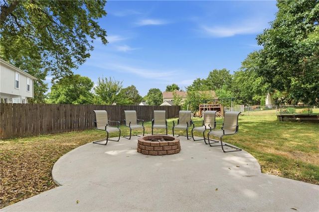 105 SE HARVARD Drive, Blue Springs, MO 64014