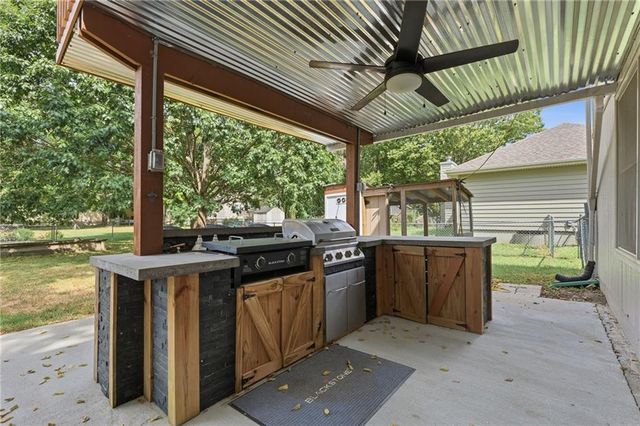 105 SE HARVARD Drive, Blue Springs, MO 64014