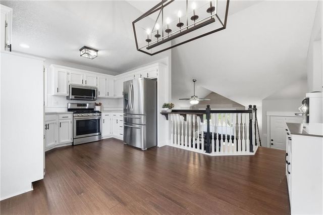 105 SE HARVARD Drive, Blue Springs, MO 64014