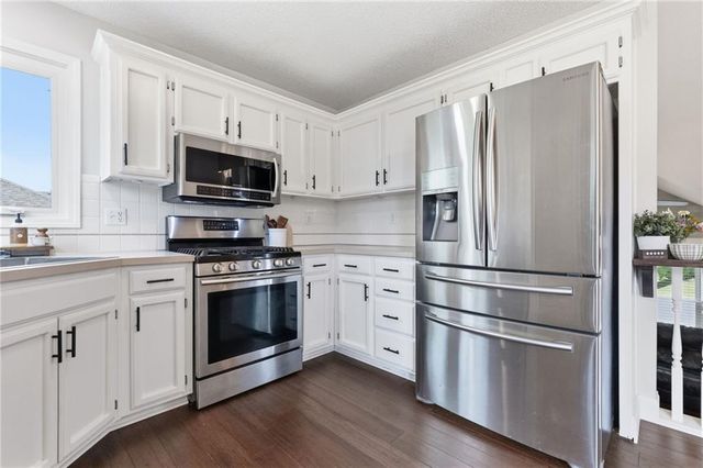 105 SE HARVARD Drive, Blue Springs, MO 64014