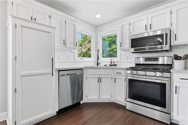 105 SE HARVARD Drive, Blue Springs, MO 64014