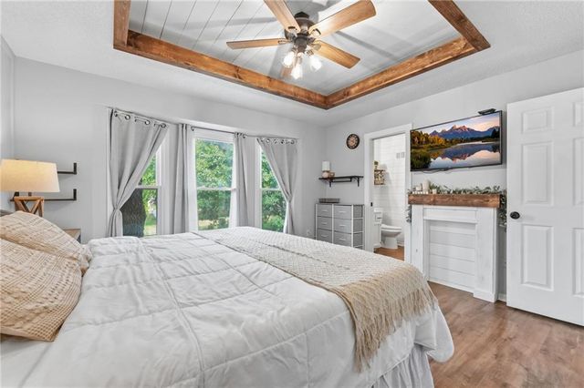 105 SE HARVARD Drive, Blue Springs, MO 64014