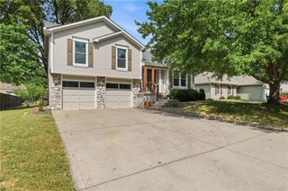 105 SE HARVARD Drive, Blue Springs, MO 64014
