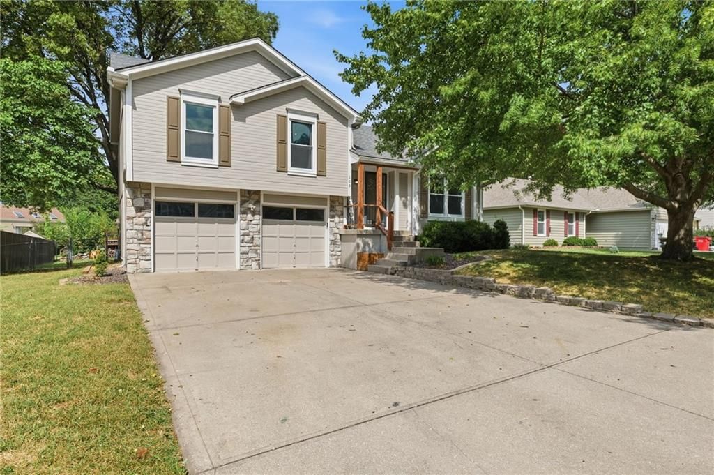 105 SE HARVARD Drive, Blue Springs, MO 64014
