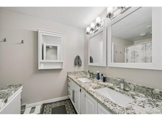 2711 S Oakland Cir E, Aurora, CO 80014