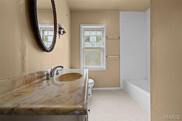 9914 Parkway Drive, St Louis, MO 63137