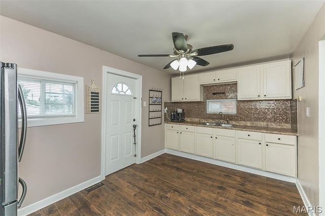 944 Regina Avenue, St Louis, MO 63125