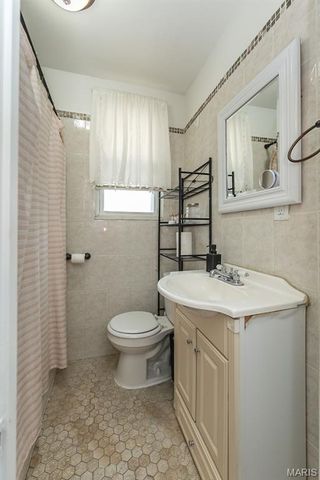 944 Regina Avenue, St Louis, MO 63125