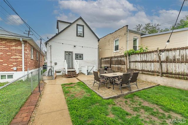 944 Regina Avenue, St Louis, MO 63125