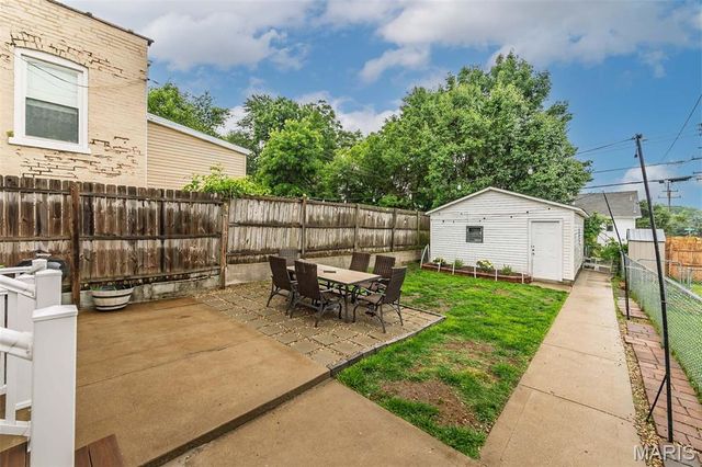 944 Regina Avenue, St Louis, MO 63125
